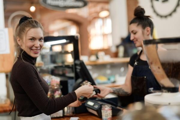b. Không tách rời khỏi người tiêu dùng