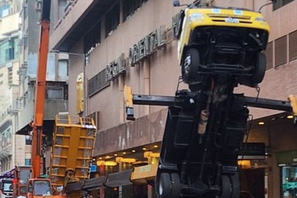 8 người nhập viện khi trục nâng rơi trong lúc quay phim