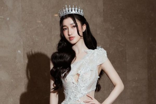 Á hậu Phương Nhi bỏ đại học sau đăng quang Hoa hậu