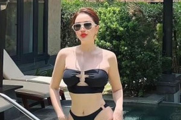 Bảo Thy khoe vóc dáng nóng bỏng bên bể bơi
