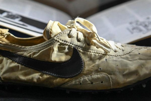 Câu chuyện bán đôi giày đầu tiên của Nike ở Mỹ