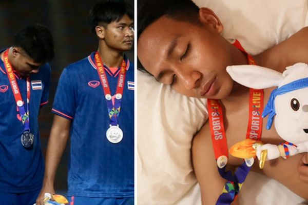 Cầu thủ Indonesia đeo huy chương vàng ngủ say sau trận đấu căng thẳng với U22 Thái Lan