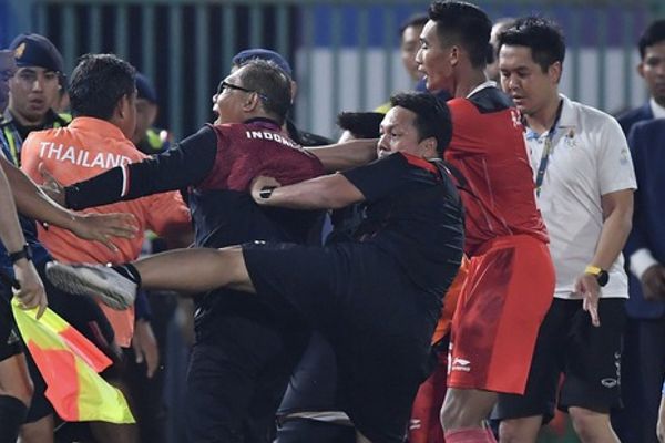 Cầu thủ Thái Lan đánh mất lòng tự trọng trước U22 Indonesia tại SEA Games 32