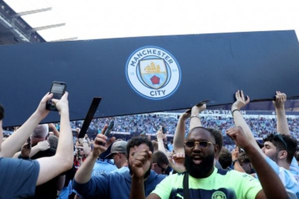 CĐV Man City rực cháy trên sân sau khi giành chức vô địch Ngoại hạng Anh