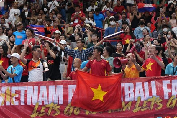 CĐV Việt Nam nồng cháy cổ vũ ĐT bóng rổ nữ tại SEA Games 32