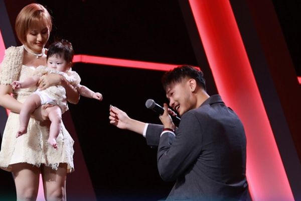 Chàng trai liều mình cầu hôn vợ lớn tuổi trên sân khấu Người ấy