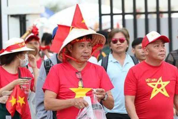 Chào đón SEA Games 32: CĐV đến sân Olympic sớm để cổ vũ cho Đội tuyển Việt Nam