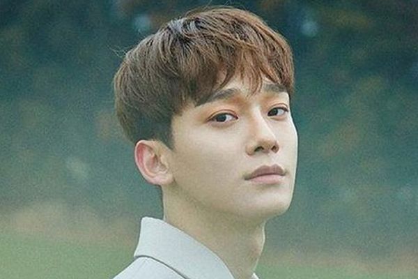 Chen (EXO) cứu nữ sinh bị bắt nạt trên phố