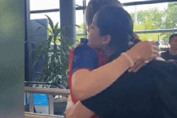 Chị em Trương, VĐV bóng rổ Việt Nam, đau lòng ôm biệt sau SEA Games 32
