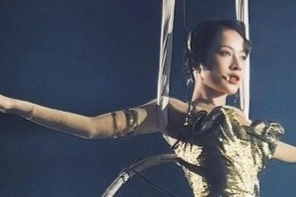 Chi Pu gây sốt khi liều lĩnh nhào lộn trên không trước khán giả Trung Quốc