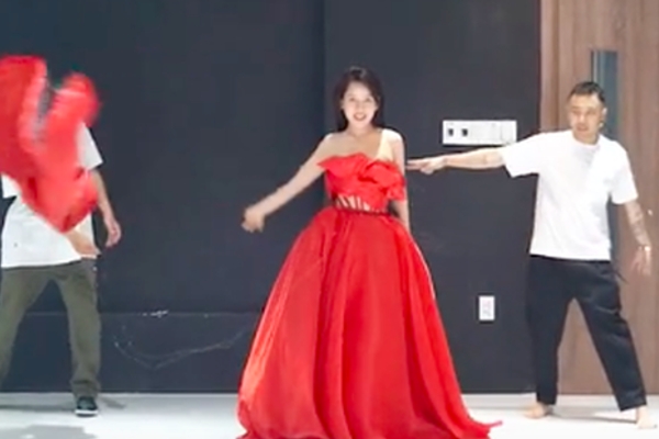 Chi Pu lộ diện tại Đạp Gió 2023 và gây sốt với khoảnh khắc giật váy đầy nóng bỏng