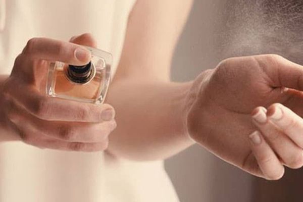 Chọn nước hoa công sở mùa hè: Bí quyết tạo ấn tượng