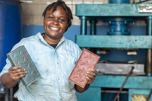 Chuyện cô gái châu Phi đổi đời từ rác nhựa thành gạch bền rẻ