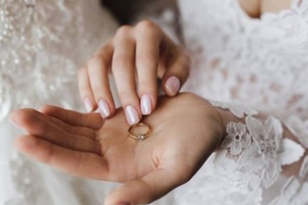 Cô dâu tháo nhẫn vì mẹ chồng đọc 4 gia quy