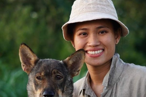 Cô gái trở về quê nấu cơm tấm, trà sữa cho trẻ em trong buôn