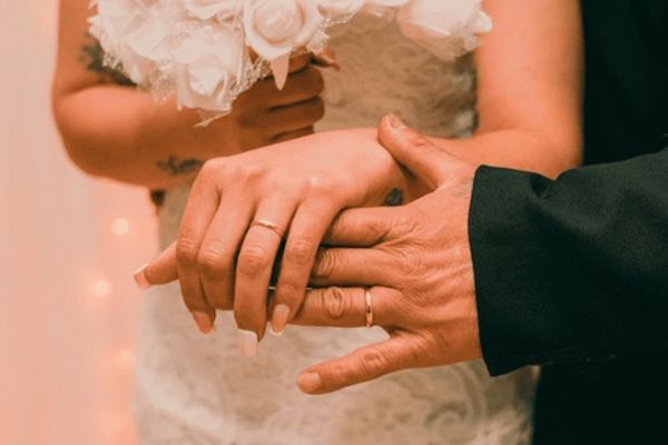 Con trai tôi yêu người hơn 6 tuổi - Làm sao để tôi chấp nhận?