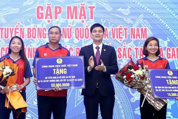 Đội tuyển nữ Việt Nam và Nguyễn Thị Oanh đón nhận thêm phần thưởng vì thành tích xuất sắc tại SEA Games 32