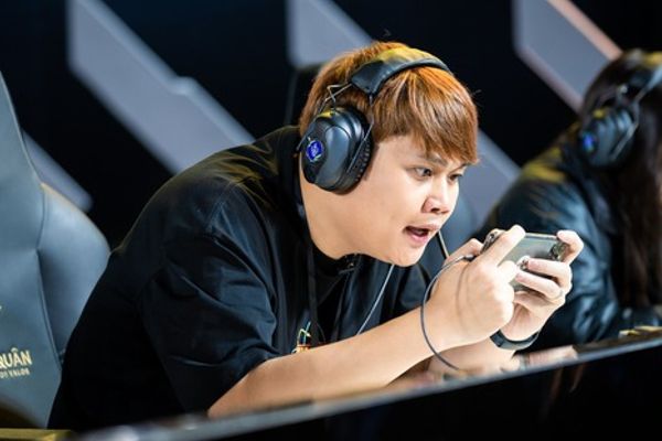 Duy Thẩm - Từ reviewer công nghệ đến game thủ Esports trên sân khấu Chung kết Liên Quân Mobile