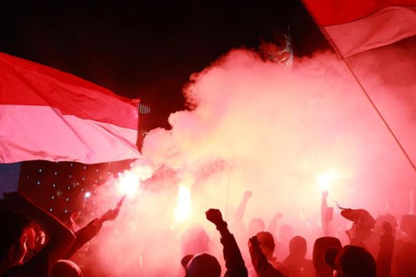 Fan Indonesia nâng cờ, pháo sáng đón chiến thắng SEA Games 32