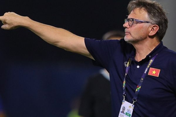HLV Troussier chuẩn bị thêm bom tấn cho ĐTVN cho FIFA Days?