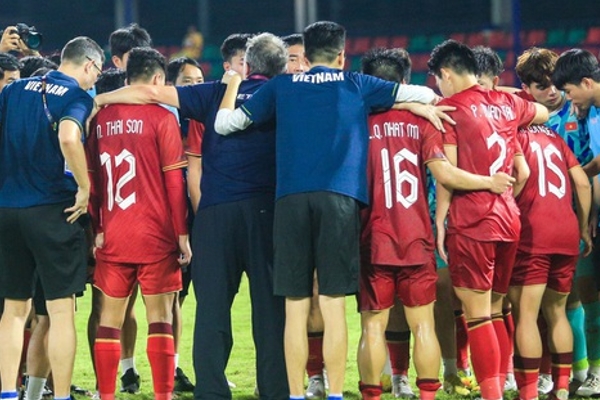 HLV Troussier họp khẩn trên sân sau trận hòa U22 Thái Lan tại SEA Games 32