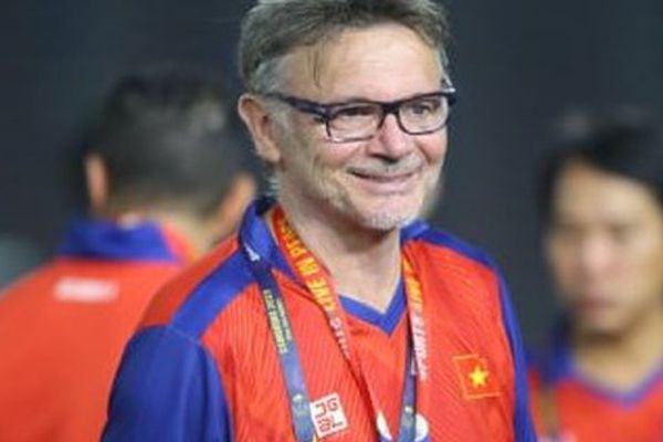 HLV Troussier và trợ lý Pháp tặng huy chương SEA Games U22 Việt Nam