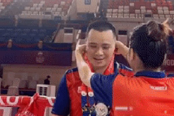 HLV tuyển kun khmer Việt Nam nhận huy chương đặc biệt tại SEA Games 32