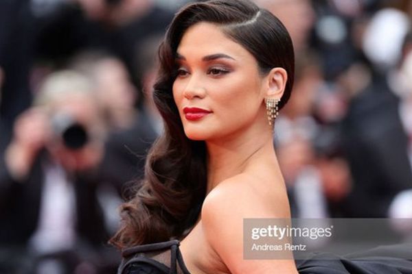 Hoa hậu Hoàn vũ Pia Wurtzbach khoe lưng trần tại Cannes sau khi kết hôn bí mật