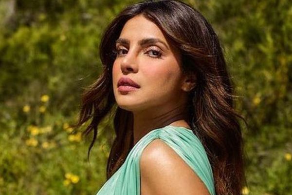 Hoa hậu Priyanka Chopra bị đạo diễn ép phải lộ nội y trên phim?