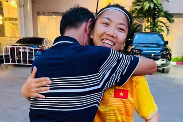Huỳnh Như đón đợi chiến thắng với sự cổ vũ của gia đình tại bán kết SEA Games 32