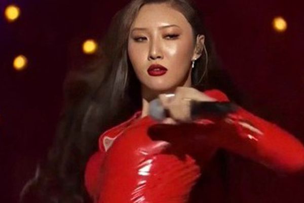 Hwasa gây tranh cãi vì hành động thô tục trên sân khấu