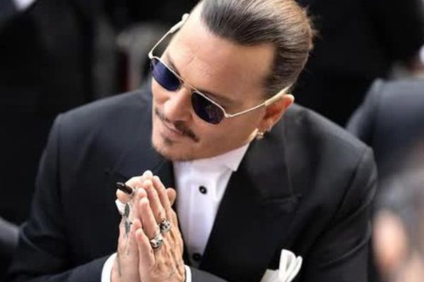 Johnny Depp chinh phục khán giả Cannes 2023 với bộ phim kỳ quái của mình