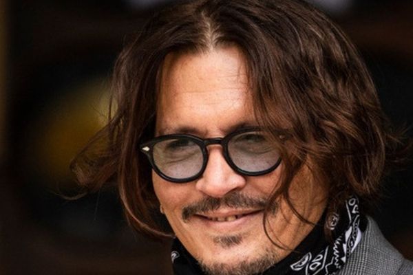 Johnny Depp hợp đồng nước hoa kỷ lục với Dior: vượt mặt Robert Pattinson và Brad Pitt?