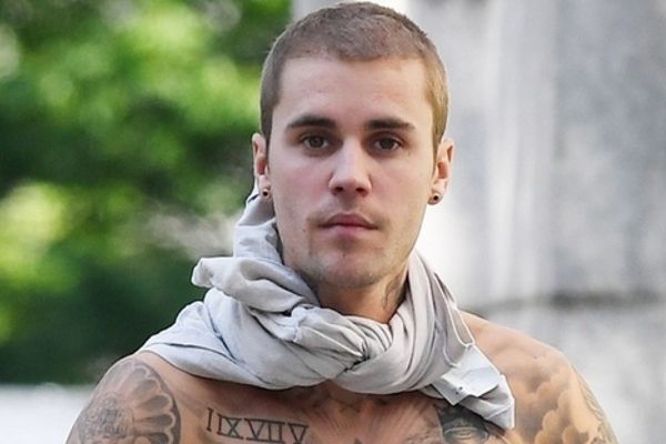 Justin Bieber cởi áo, khoe loạt xăm khi đi chơi cùng vợ – đầy mê hoặc!