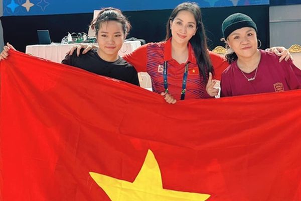 Khánh Thi và đội Dancesport Việt Nam giành HCV SEA Games 32