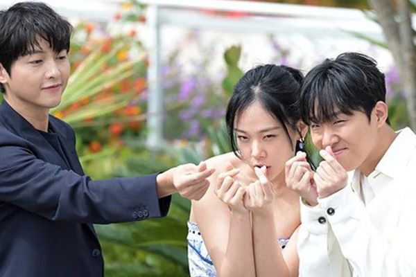 Khoảnh khắc soi rõ sự khác biệt thế hệ giữa Song Joong Ki và 2 nghệ sĩ Gen Z