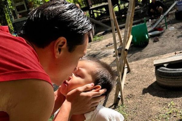 Kim Lý - Người cha yêu thương, những khoảnh khắc ngọt ngào cùng con