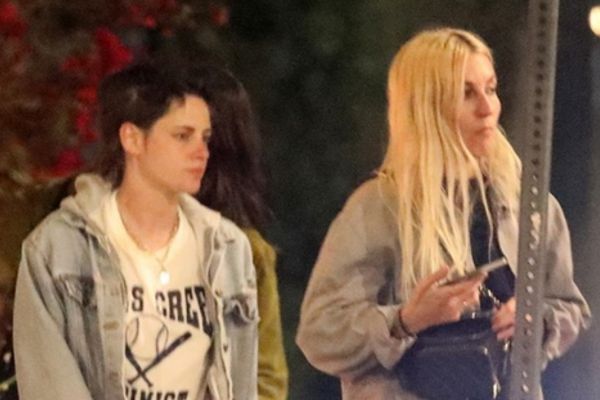Kristen Stewart và người yêu khoác trang phục đồng điệu đi chơi tối