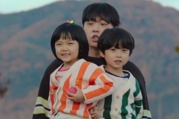 Lee Do Hyun và hai nhóc tỳ gây sốt với vai diễn báo làng báo xóm
