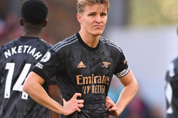 Man City chính thức vô địch Ngoại hạng Anh sau khi Arsenal thua thất vọng trước Nottingham Forest