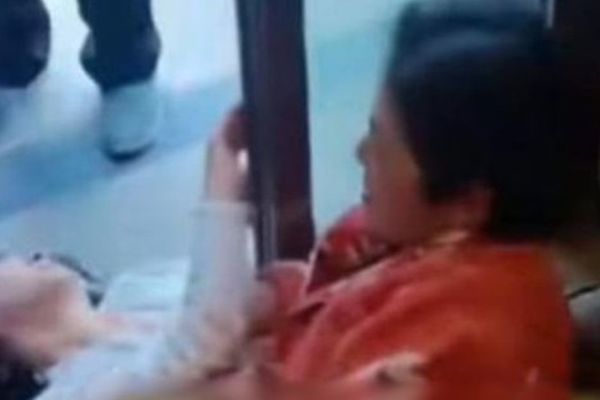 Mẹ chồng đánh đập con dâu học thấp vì ghen tỵ với con trai học tiến sĩ