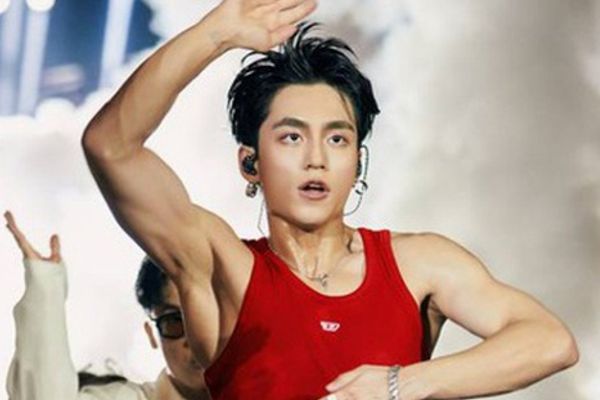 Mono trình diễn vũ đạo sôi động tại Nguyễn Huệ