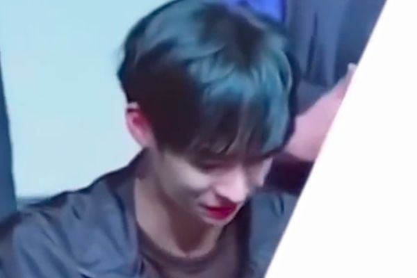 Nam idol bật khóc vì fan chê màu tóc, yêu cầu gội nước nóng?