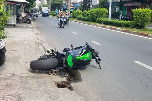 Nam thanh niên lái mô tô Z1000 va chạm xe máy, văng lên vỉa hè trọng thương