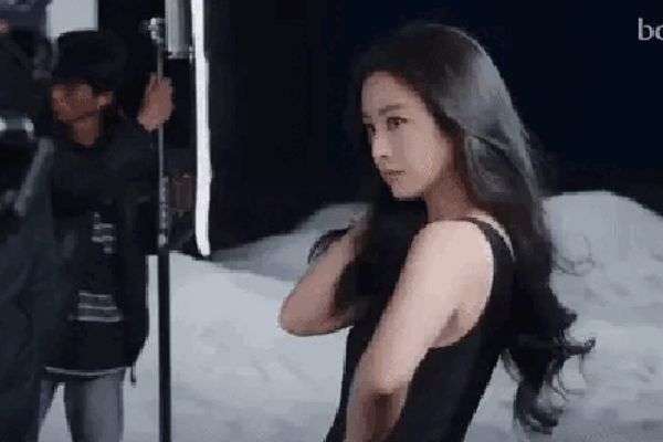 Nhìn Kim Tae Hee hậu trường, bạn sẽ không tin vào sắc đẹp của cô ấy!