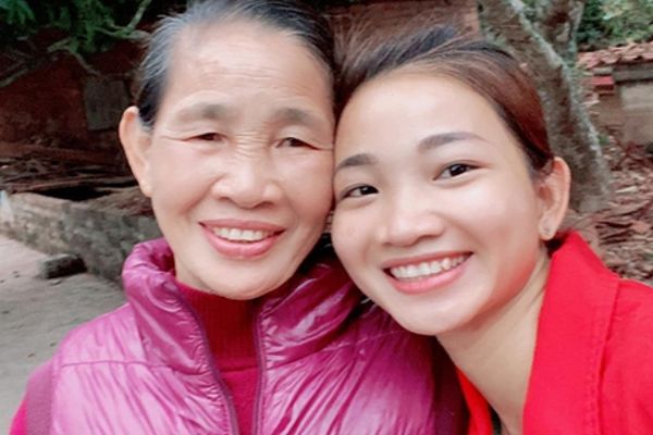 Nỗ lực của Siêu nhân Oanh để nuôi bố mẹ già