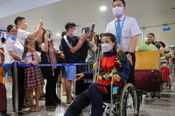 Nữ cầu thủ Việt Nam lịch sử về nước trên xe lăn sau chiến thắng SEA Games 32