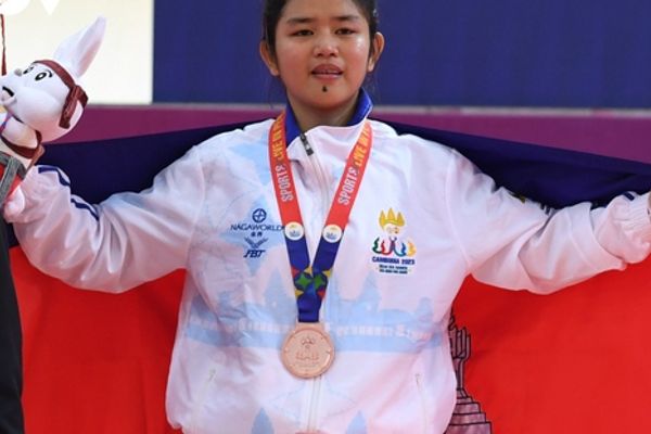 Nữ đô cử Campuchia giành HCV SEA Games 32 với mức tạ siêu nhẹ