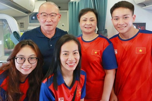 Ông Park lên đường sang Campuchia cổ vũ U22 Việt Nam trong trận đấu với U22 Thái Lan tại SEA Games 32