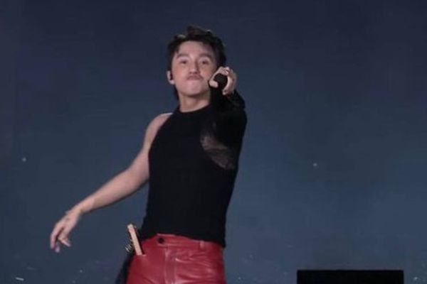 Sơn Tùng M-TP đốt cháy sân khấu, tặng fan vali gấu và quạt phê phẩy!